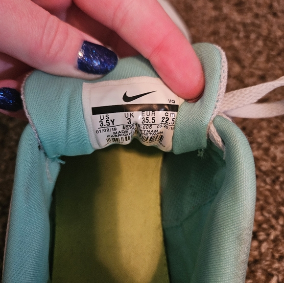 3.5 Nike Kid Tennis Shoes - Picture 5 of 5